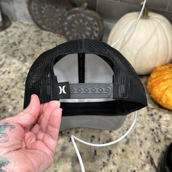 Men’s Hurley trucker hat gray and black adjustable - Picture 2 of 6